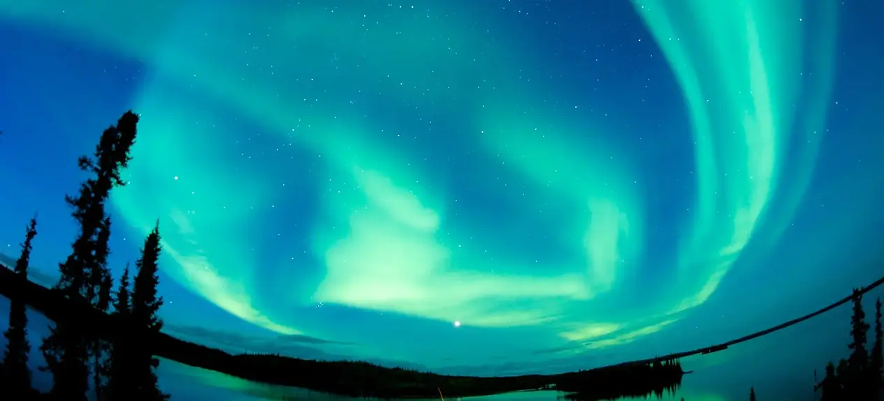Aurora boreal sobre un paisaje oscuro